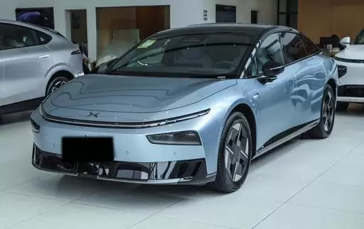 Новое купе PHEV спереди