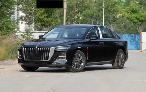 Новый роскошный седан, вид сбоку